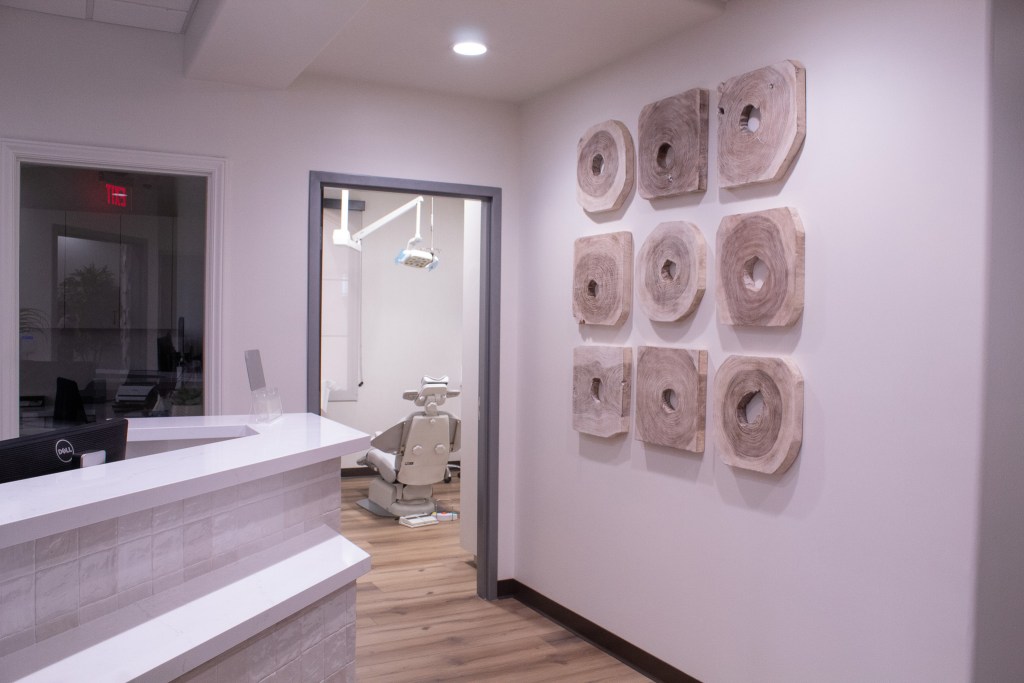 9 circle like art design in the wall